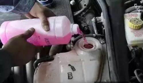 汽车保养 |为什么防冻液有“辣么多”颜色？能混合使用吗？怎么看该不该换？